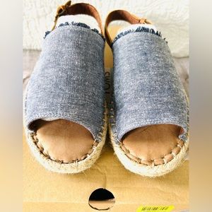 TOMS the Clara open-toe sandals in Navy Slub Chambray/Leather, Size 9